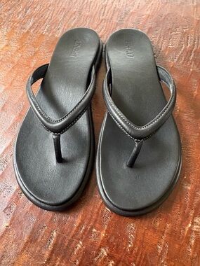Olukai Women’s Tiare Flip Flops 9 Black